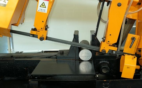 大英数控带锯床自动送料精度会出现偏差吗？